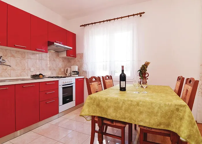 Cozy In Pag With Kitchen