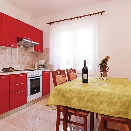 Cozy In Pag With Kitchen